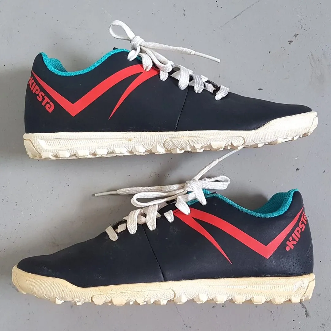 KIPSTA KIPSTA Football Boots, First 100 HG Futsal Model US 2, EU 34, UK 1.5, CM 21.5, Decathlon, Kids, Teens Soccer Shoes, Cosmopolitan, Indoor or Outdoor, Cool Black Leather Sneakers, Red & Blue Accents, Active Lifestyle, Sophistication, Urban Style, Streetwise - Photo 9
