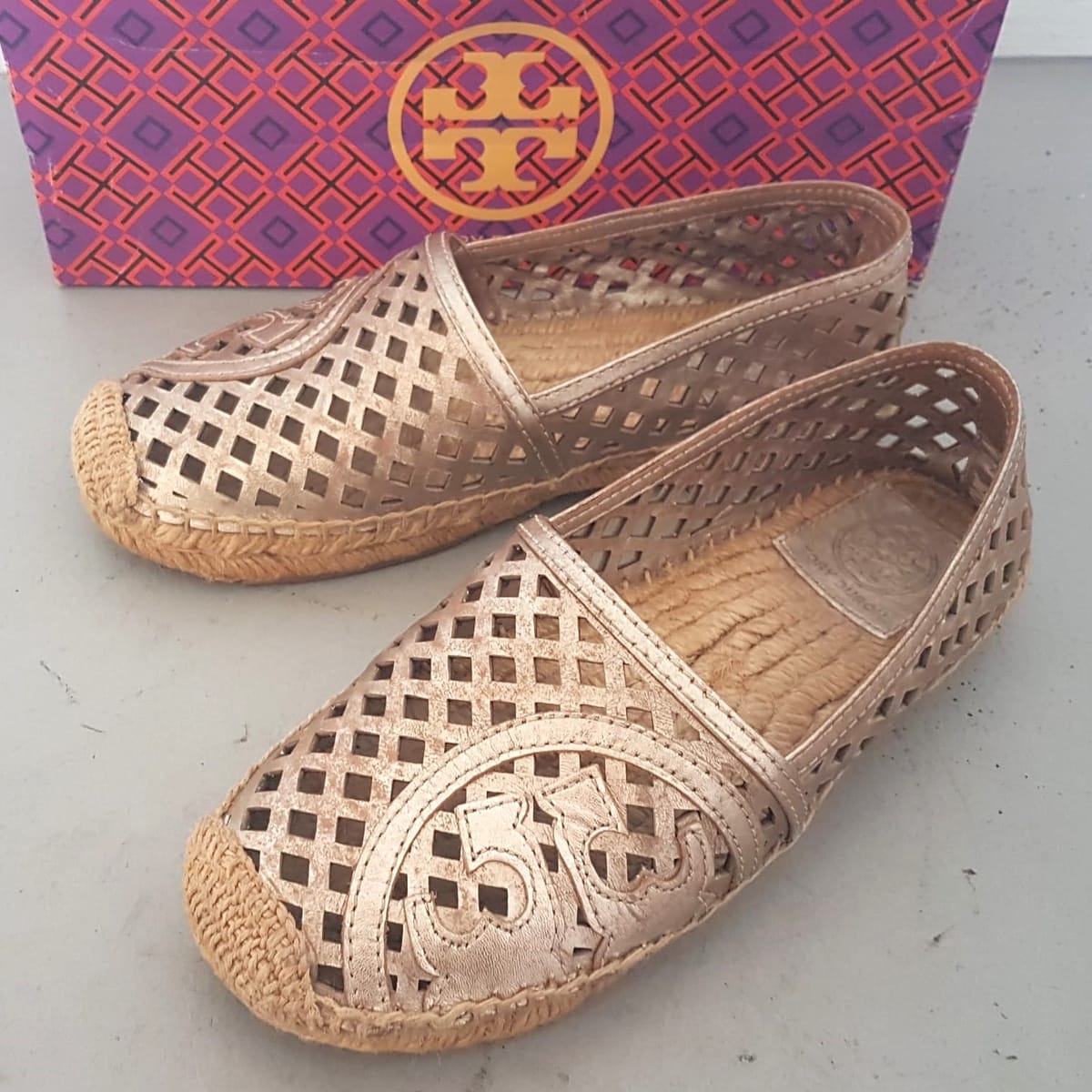 Luxury Tory Burch Slip On, Metallic Loafers, Espadrille Flats, Size 5.5 Shoes, Gold Laser Cut Leather Logo, Thatched Perforated, Cosmopolitan, Classic Shoes, Cool Slider, Timeless Appeal, Pop Culture, Sleek Boho Design, Sophistication, Cult Street Fashion