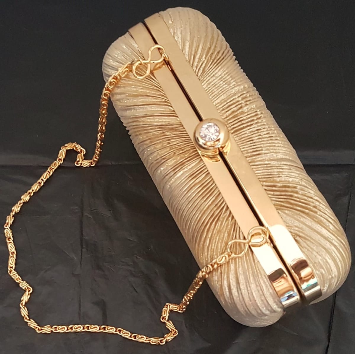 Retro Wallet-On-Chain Bag, Vintage Gold Tone Ribbed Metal Clutch with a Chain Strap, Cosmopolitan, Intricate Model, Elegant Designer Bag, Continental, Exquisite Satchel, Wallet, Pouch, Sophistication, Timeless Classic, Cult Street Fashion, Urban Style - Photo 3