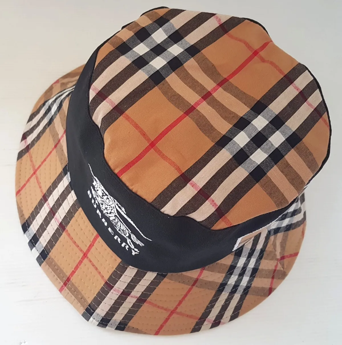 Burberry Retro Burberry Bucket Hat, Cool Top, Embroidered Equestrian Knight, Signature Archival Beige Check Pattern, Cosmopolitan, Luxury Living, Sleek Designer Model, Sophistication, Art Décor Cap, Timeless Classic, Pop Culture, Cult Street Fashion, Urban Style - Photo 6