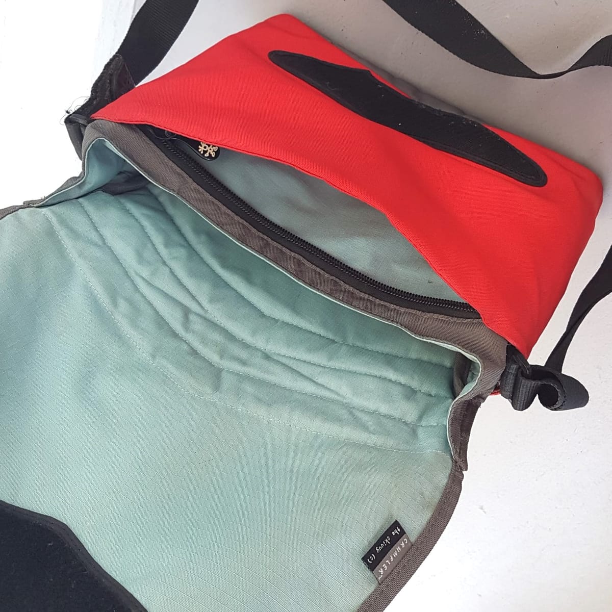 Crumpler Original Crumpler Messenger Bag, CRUMPLER@ the Skivvy (S) Model, Cross-Body, Cosmopolitan, Laptop, Duffel, Urban Style, Sleek Khaki, Red & Black Design, Sophistication, Pop Culture, Culty Street Fashion, Timeless Appeal, Streetwise - Photo 4