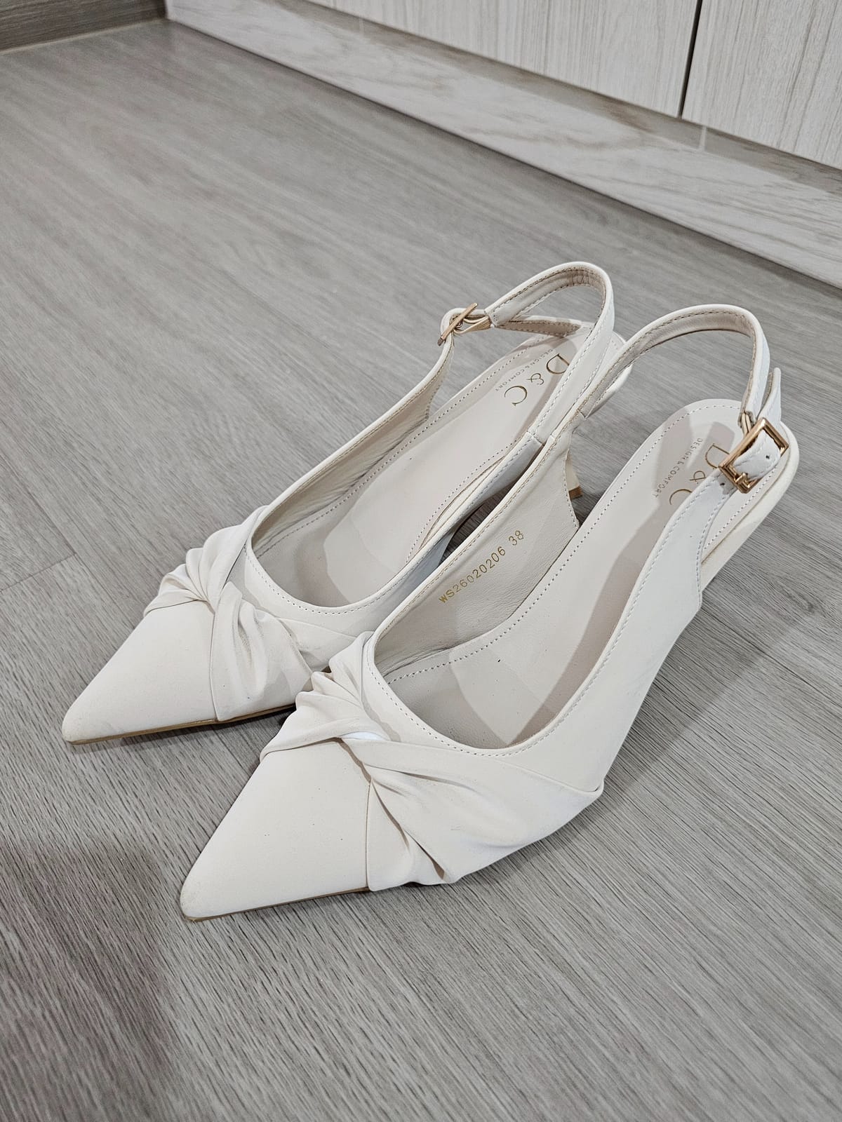 Design & Comfort (D&C) Chic White Knot Pointed Slingback Heels