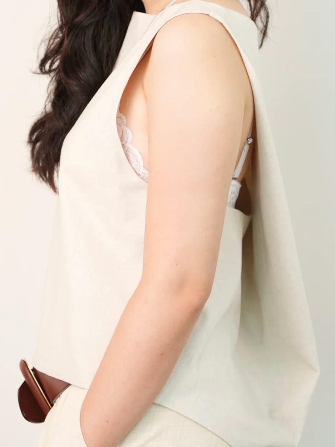 ATOM ATOM / ATOM-IN-US Linen Twisted Back Tank in Flax (Large) - Photo 2