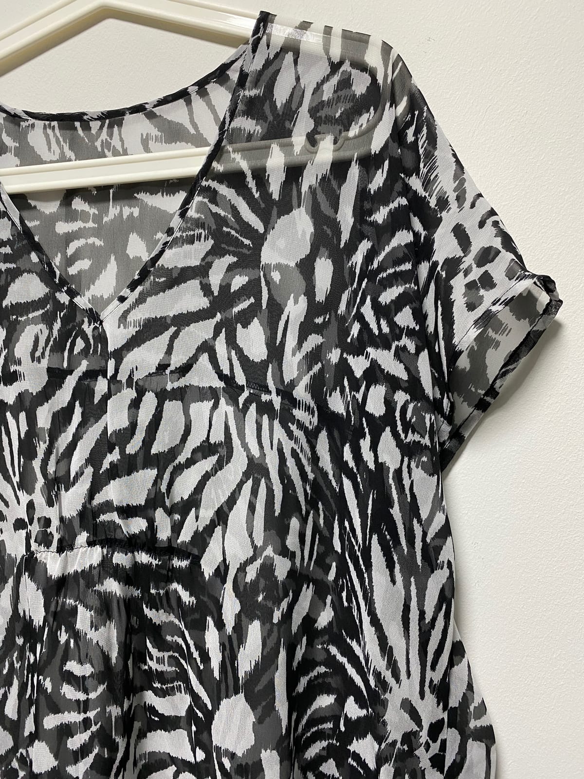 Non-branded Unbranded Sheer Black and White V-Neck Pool/Beach Cover (M-L) - Photo 2