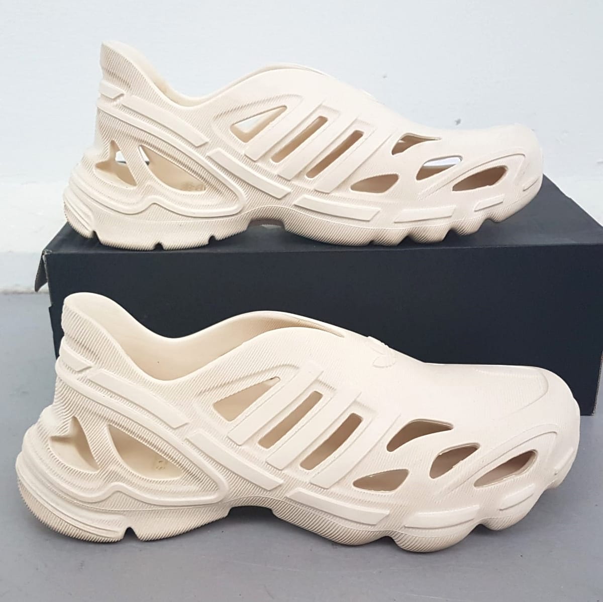 Adidas Adilette CLOG, Adidas Supernova Sneakers, Cool Slip-On, UK 9, EU 43, Beige Shoes, Sliders, Sleek Designer Shoes, Eye-Catching, Cosmopolitan, Sophistication, Urban Style, Timeless Appeal, Pop Culture, Summer Holiday, Streetwise, Luxury Lifestyle