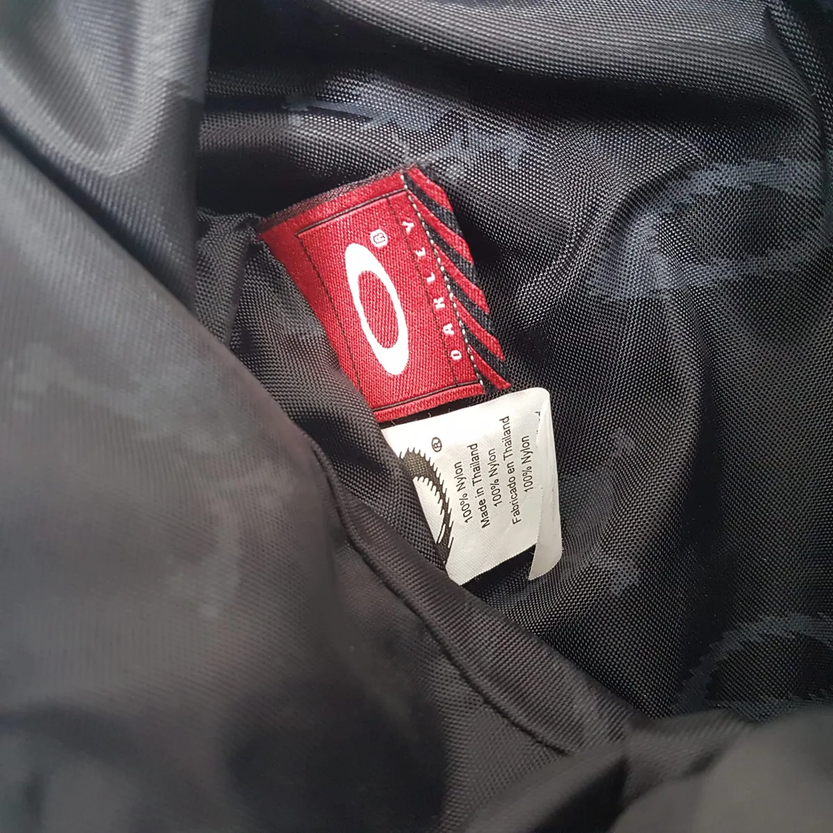 OAKLEY Original OAKLEY Backpack, USA, Cosmopolitan, Maroon & Black Rucksack, Vintage OAKLEY Haversack, Cool Travel Pack, Sleek Design, Iconic Ellipse Logo Sophistication, Outdoor Gear, Backpackers, Sophistication, Roadster, Cult Street Fashion, Pop Culture - Photo 4