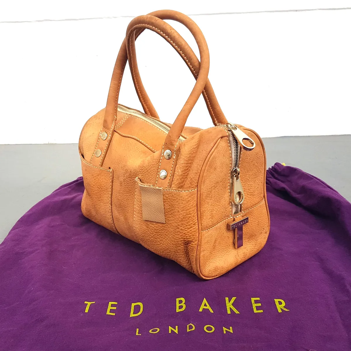 Ted Baker Original TED BAKER LONDON Bowler Bag, Tan Leather Handbag, Barrel Model, Cosmopolitan, Duffel, Dual Top Handle, Zip Closure, Haute Couture, Luxury Bag, Urban Style, Pop Culture, Sophistication, Timeless Appeal, Cult Street Fashion, Everyday Bag - Photo 2