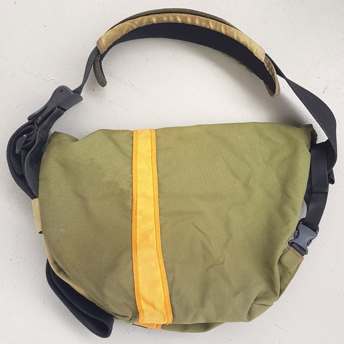 crumpler Original CRUMPLER Messenger Bag, CRUMPLER @ the SOUPANSALAD Model, Cool Cross-Body, Cosmopolitan, Continental, Duffel Bag, Sleek Khaki, Orange & Military Green, Sophistication, Urban Style, Timeless Appeal, Pop Culture, Cult Street Fashion, Streetwise - Photo 5