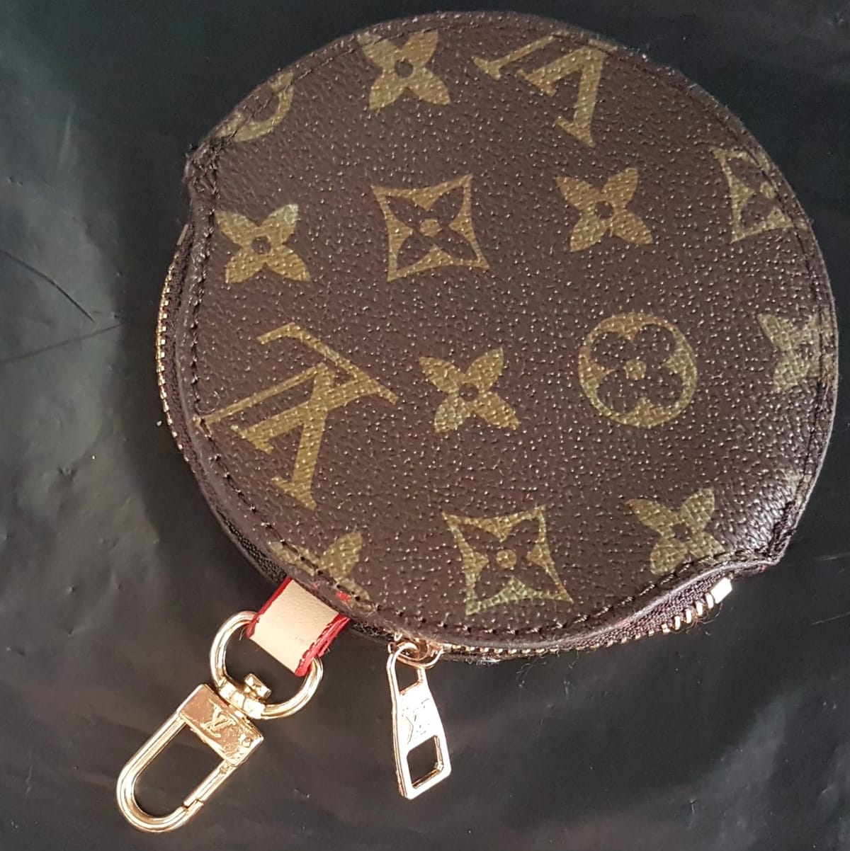  Louis Vuitton Designer Pouch, Monogram, LV Motif, Cool Coin Purse, Cosmopolitan, Luxury Money Bag, Unique Customized Bag, Intricate Oval Shaped Design, Front Satchel, Wallet, Clutch, Sleek Model, Sophistication, Streetwise, Cult Street Fashion
