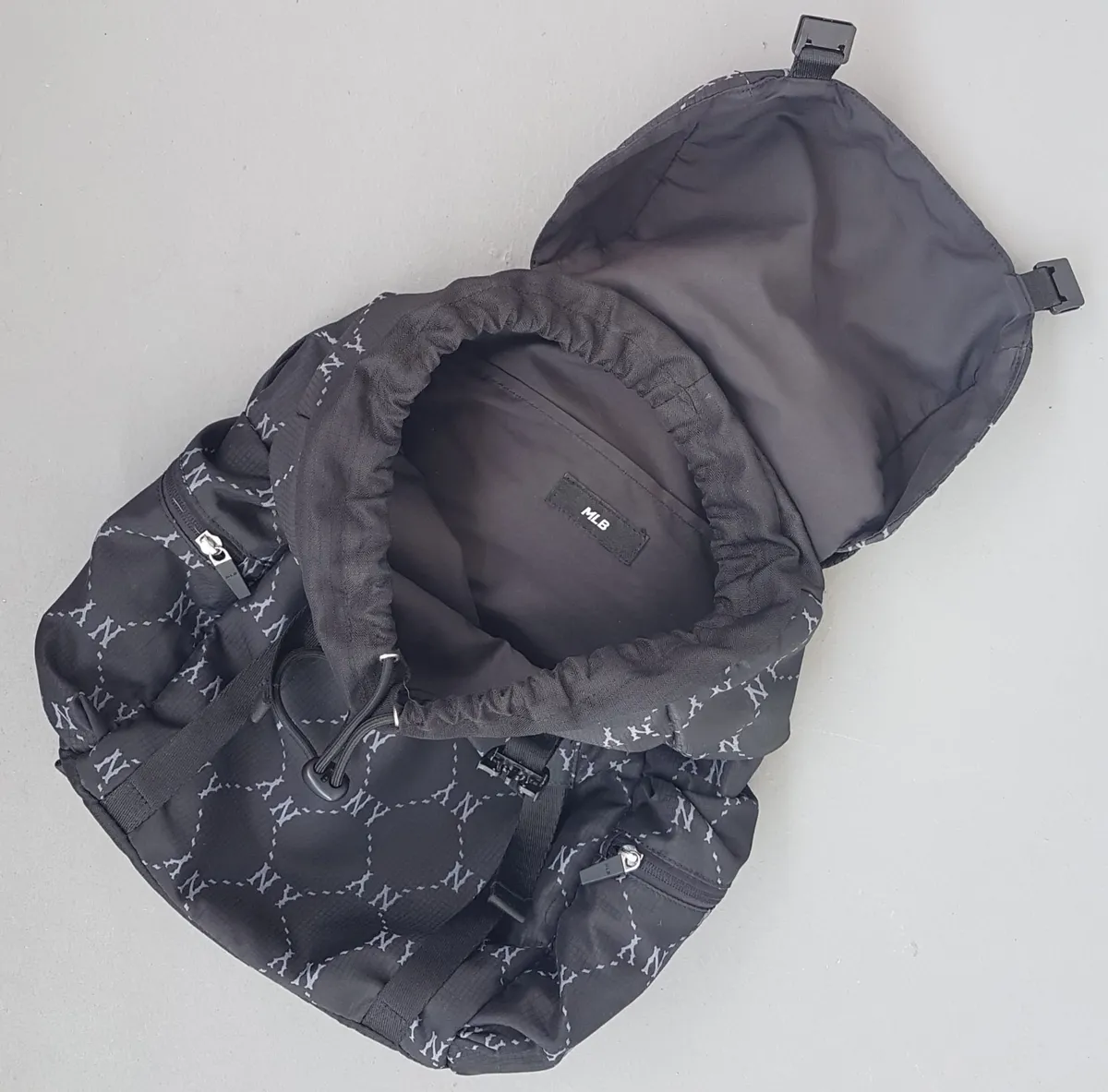 New York Yankees Original New York Yankees Backpack, MLB Black Rucksack, NY Logo Monogram, Cool Haversack, Cosmopolitan, Continental, Sleek Waterproof Design, Travel Pack, Sophistication, Streetwise, Roadster, Timeless Appeal, Pop Culture, Cult Street Fashion - Photo 7