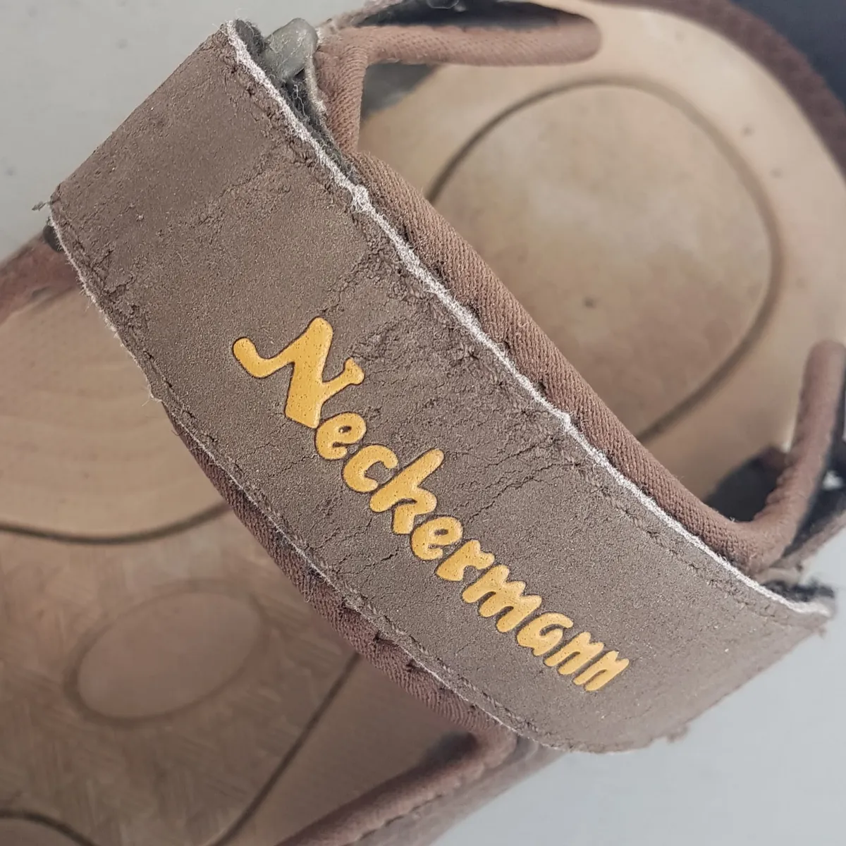 Original NECKERMANN Sandal, Size 40, Cool Brown Shoes, Yellow Logo, Adjustable Velcro Straps, Trendy Slider, Cosmopolitan, Slip-On, Model 7354, Cult Street Fashion, Timeless Classic, Casual Footwear, Urban Style, Everyday Shoes, Sophistication, Streetwise - Photo 8