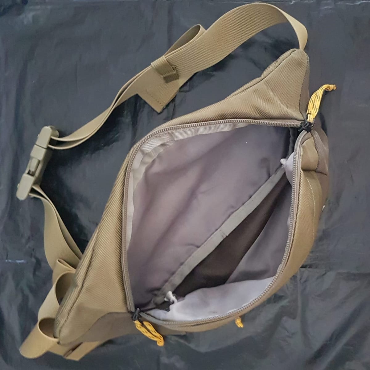 The North Face The NORTH FACE Waist Pouch, Cool Fanny Pack, Belt Bag, Original 2-Tone Olive Green Bag, Cosmopolitan, Berkeley Lumbar Travel Pack, Cross-Body Bag, Intricate Design, Sleek Model, Sophistication, Luxury Living, Pop Culture, Cult Street Fashion, Timeless Appeal - Photo 2