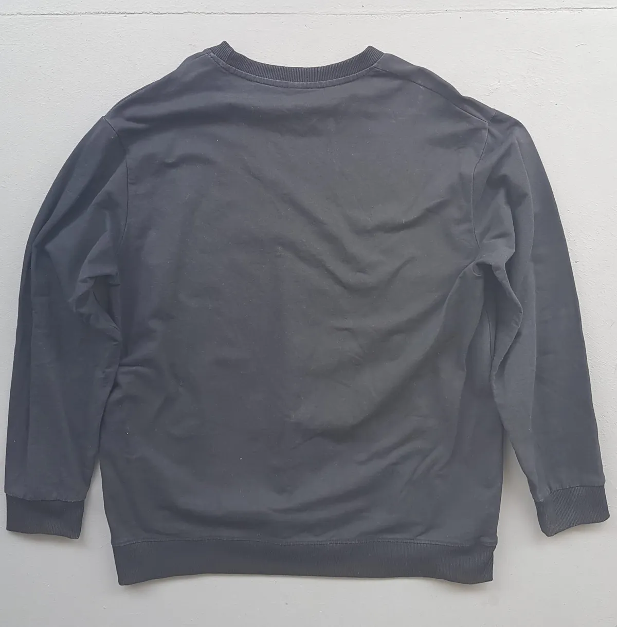 BALMAIN BALMAIN Paris Pullover, Black Sweater, Gold Accents, Pierre Balmain Luxury House, Cosmopolitan, Trendy LARGE Jumper, Cool Outerwear, Sleek Designer BALMAIN, Timeless Appeal, Urban Style, Sophistication, Travel Essentials - Photo 3