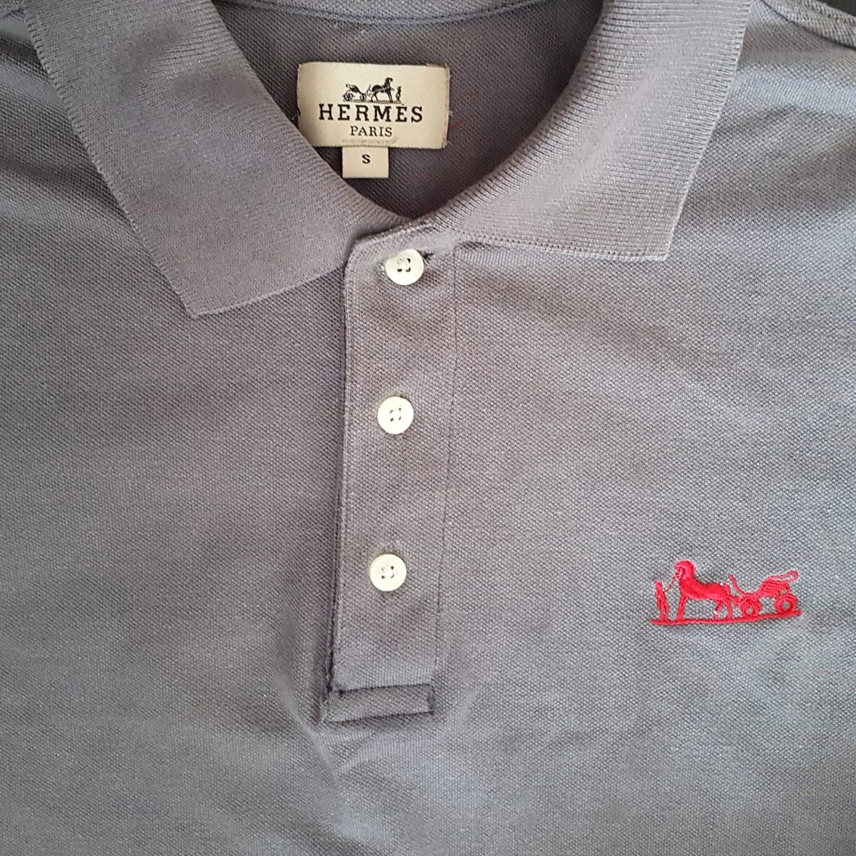 Hermès Hermès Paris Polo Shirt, Cool Gray Top, Red Hermès Logo, Cosmopolitan, Sleek 3 Buttons Polo Design, Luxury Lifestyle, Timeless Appeal, Urban Style, Sophistication, Streetwise, Pop Culture, Geek, Cult Street Fashion, Models, Runway, Catwalk - Photo 2