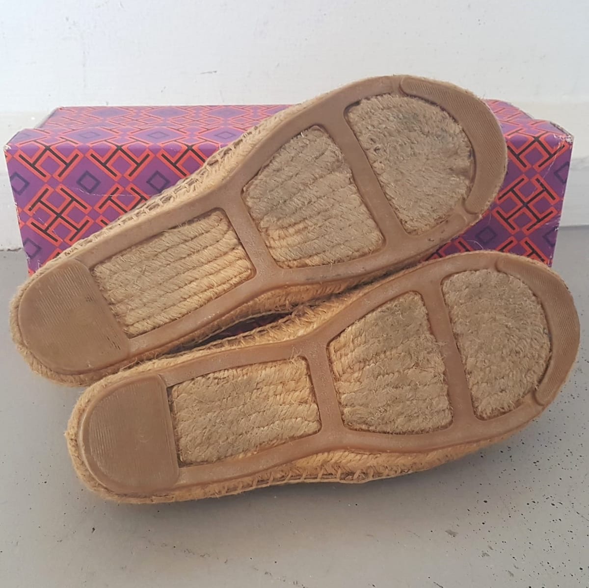 Luxury Tory Burch Slip On, Metallic Loafers, Espadrille Flats, Size 5.5 Shoes, Gold Laser Cut Leather Logo, Thatched Perforated, Cosmopolitan, Classic Shoes, Cool Slider, Timeless Appeal, Pop Culture, Sleek Boho Design, Sophistication, Cult Street Fashion - Photo 4