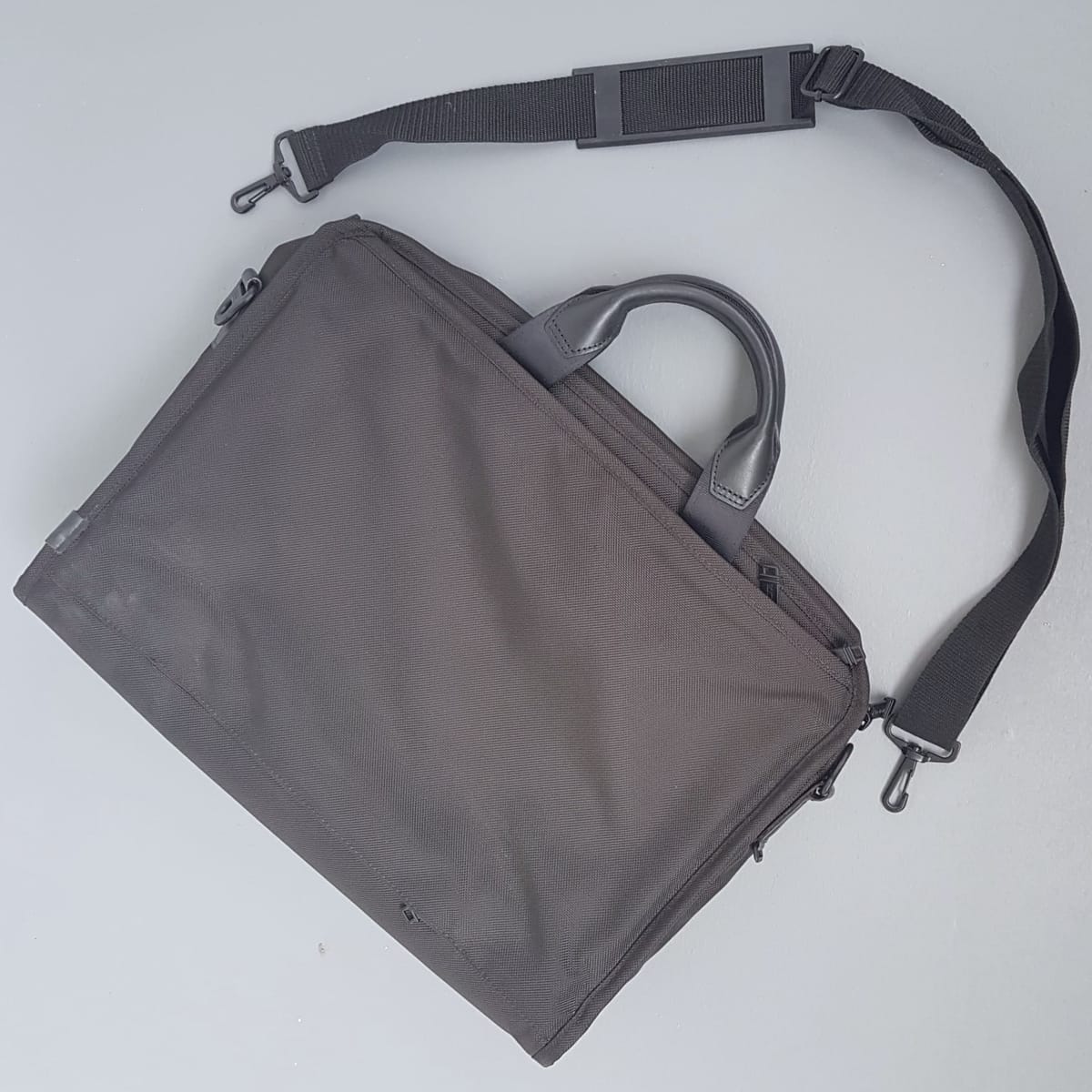 TUMI Original TUMI Briefcase, with Sling, Cosmopolitan, Sleek CHUA Model, Alpha 3 Expandable Organizer, Continental, Gen 4.3 Ballistic Compact Large 17.5” Laptop Briefcase, Luxury Business Bag, Attache Case, Timeless Appeal, Urban Style, RETAIL >$800 - Photo 5