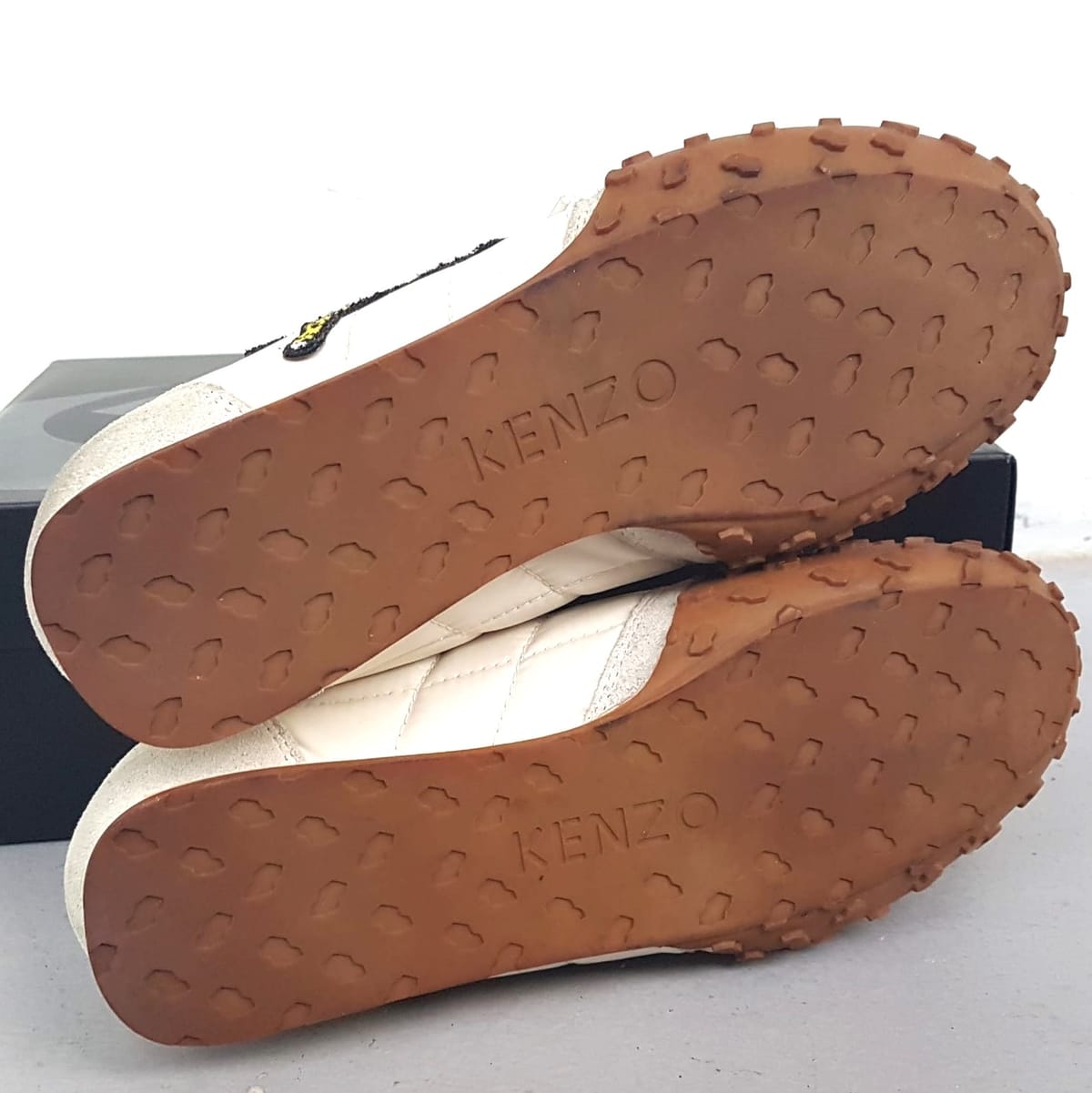 Original KENZO Designer Sneakers, Paris France, Made in Portugal, Size EU 41, Cool White KENZO Shoes, TIGER Embroidery Patch, Sleek Model, Cosmopolitan, Timeless Appeal, Urban Style, Sophistication, Pop Culture, Luxury Lifestyle, Cult Street Fashion - Photo 2