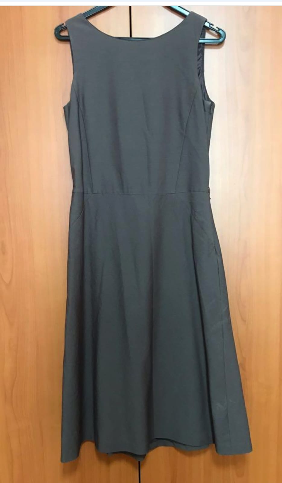 Chic Grey Sleeveless Midi Dress