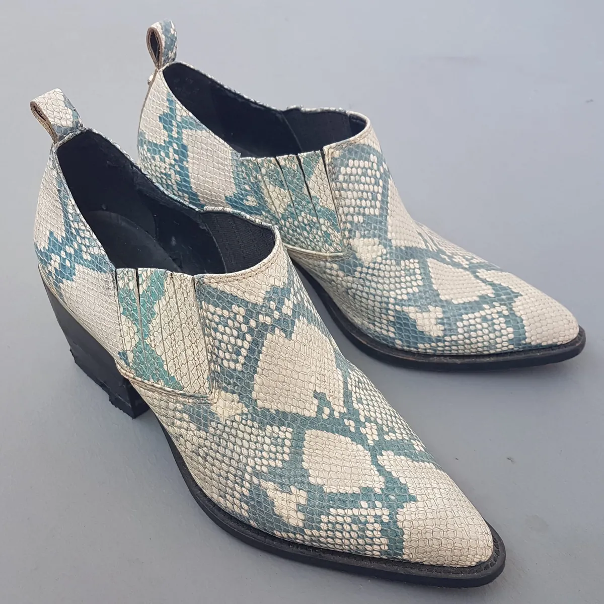 DKNY Original DKNY Snake Skin Print Shoes, US 9, UK 6.5, EU 40, Donna Karan New York, Classic Ankle Boots, Cosmopolitan, Pointed Toe, Luxury Living, Timeless Appeal, Urban Style, Pop Culture, Hip Hop, Rock Star, Sophistication, Streetwise, Roadster, Cult Street Fashion - Photo 6