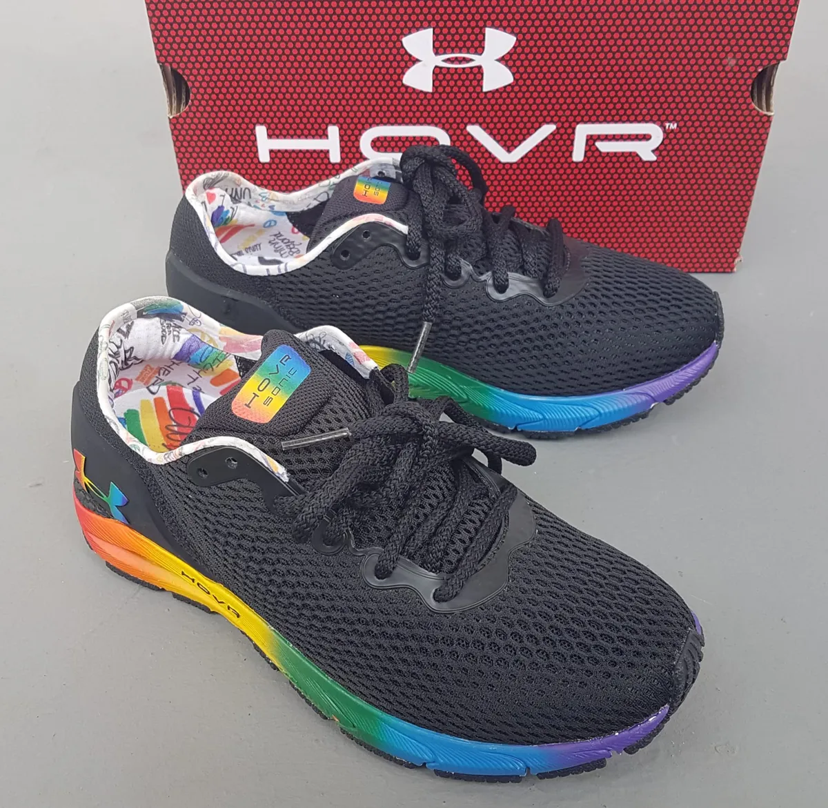 Under Armour Original UNDER ARMOUR Designer Sneakers, UA HOVR Sonic 4 Pride Shoes, US 6, UK 3.5, EUR 36.5, CM 23, Cosmopolitan, Black with Vibrant Rainbow Gradient Midsole, Pattern Inner Collar, Timeless Appeal, Urban Style, Pop Culture, Roadster, Cult Street Fashion - Photo 2