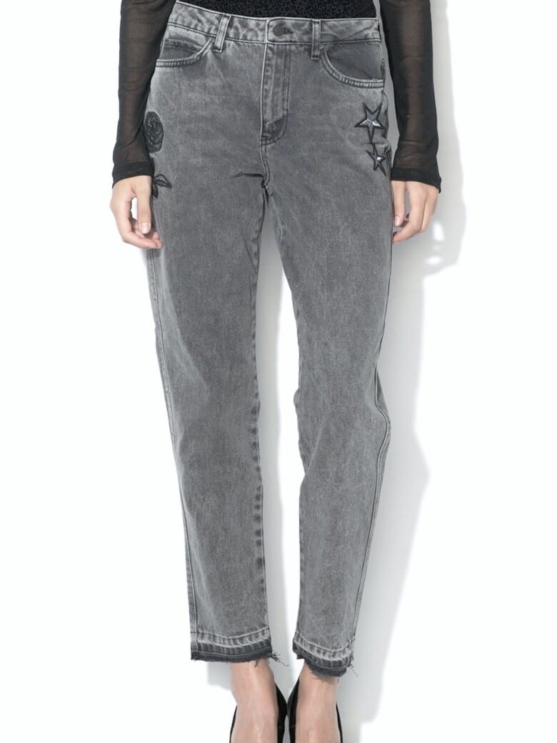 GUESS Ninetees Mom-Fit Faded Distressed Grey Jeans With Embroidery (Size 27)