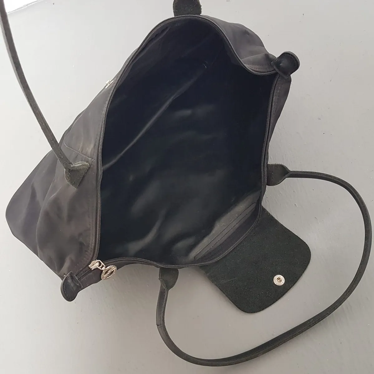 LONGCHAMP Original LONG CHAMP Tote Bag, Black Longchamp Le Pliage Nylon Handbag, Shoulder Straps, Snap-Flap Closure, Cosmopolitan, Haute Couture, Luxury Bag, Urban Style, Pop Culture, Sophistication, Streetwise, Your Everyday Bag - Photo 3