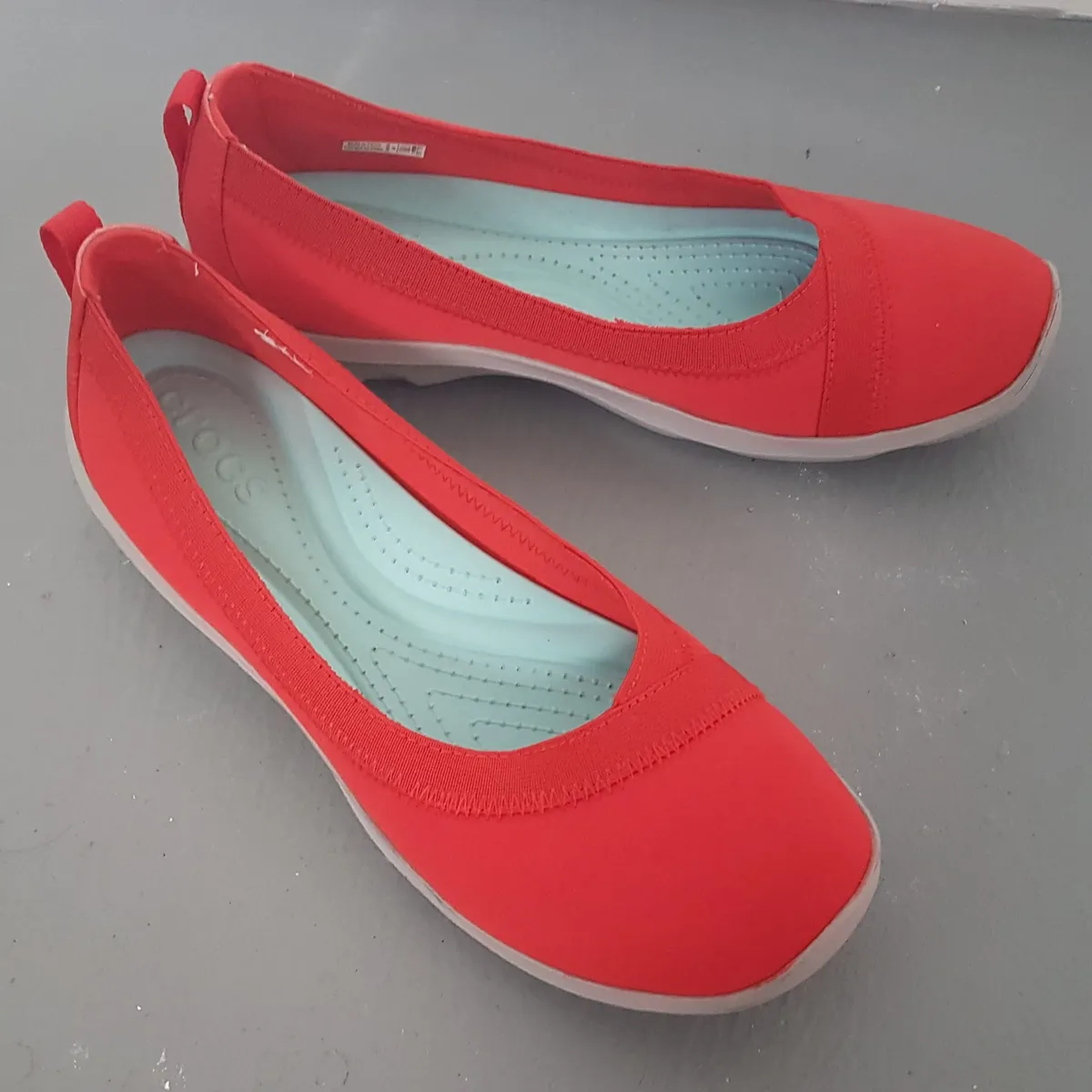 CROCS Crocs Women's Busy Day Stretch Flat, Flamme RED Colorway, US 9, UK 7, EU 40, Slip-On Ballerina Style, Signature CROCS CROSLITE Foam Footbeds, Original CROCS Clogs, Cosmopolitan, Unique Designer Shoes, Casual Sliders, Pop Culture, Cult Street Fashion - Photo 6