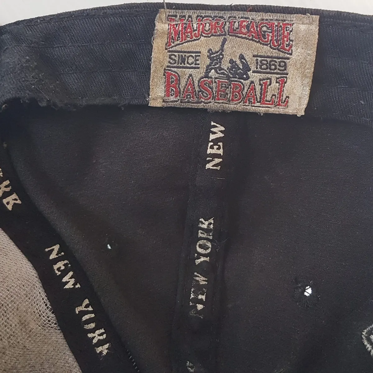 New York Yankess Retro MLB Baseball Cap, New York Yankees Collection, Cosmopolitan, Cool NY Black Model, New York Details on Brim, Old MLB Label, Adjustable backstrap, Jockey Cap, Roadster, Sophistication, F1 Racing, Car Rally, Cult Street Fashion, Summer Holidays - Photo 5