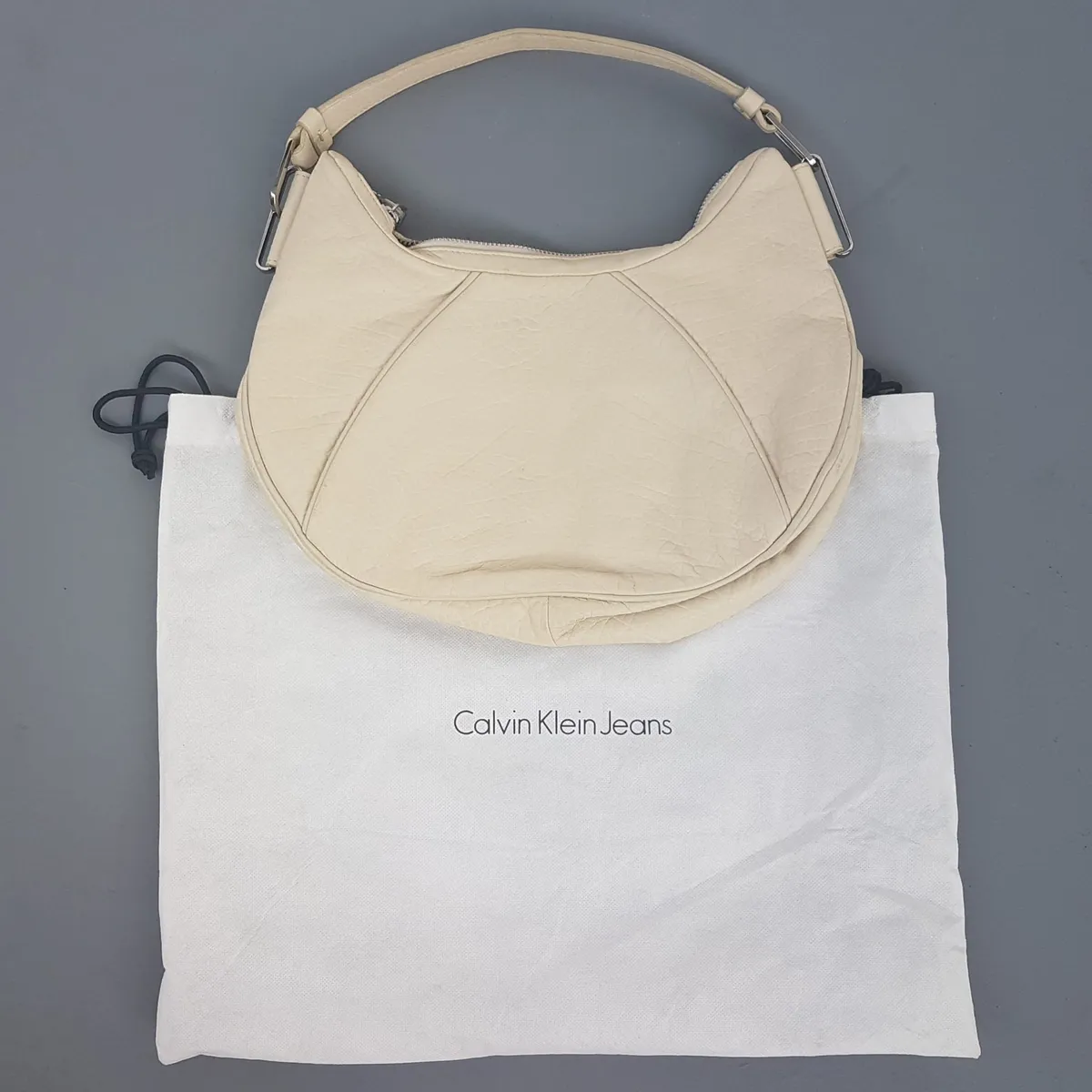 Calvin Klein Original Calvin Klein Handbag, Cream Leather Hobo Bag, Crescent Silhouette, Signature CK Logo Plaque, Luxury Living, Haute Couture, Exquisite CK Shoulder Bag, Hand Carry, Cosmopolitan, Sophistication, Urban Style, Everyday Bag, Cult Street Fashion - Photo 4