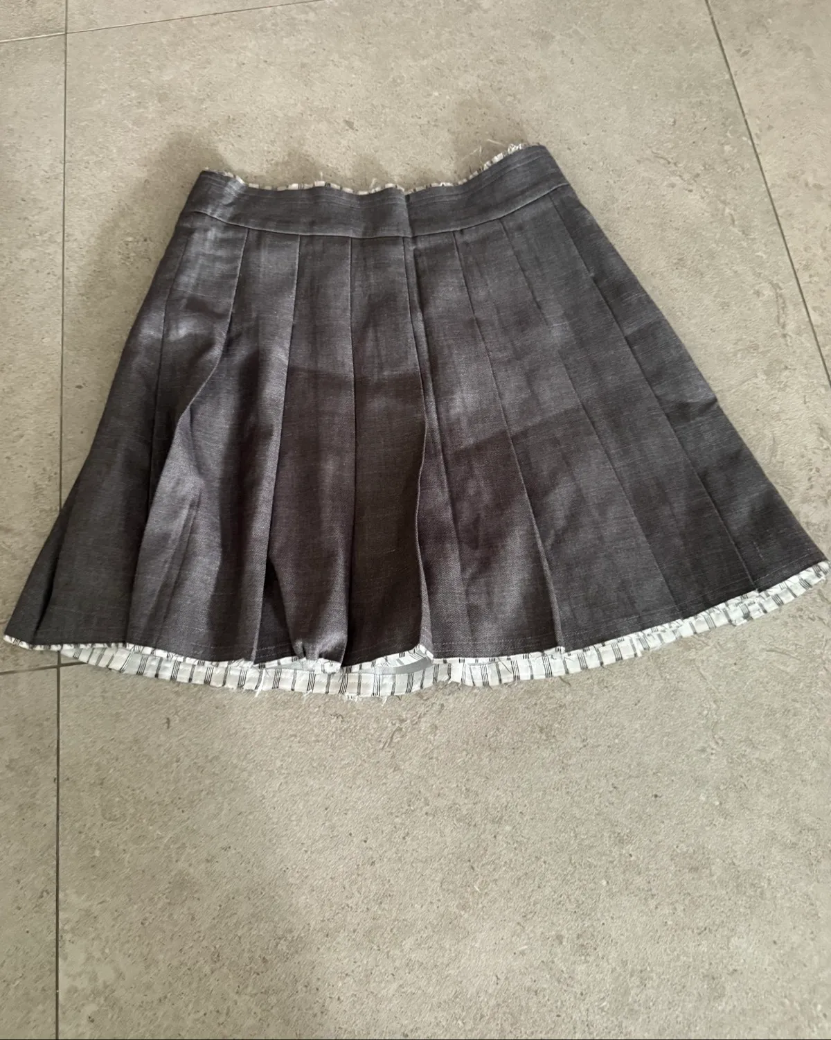Chic Grey Pleated Skirt with Ruffle Hem