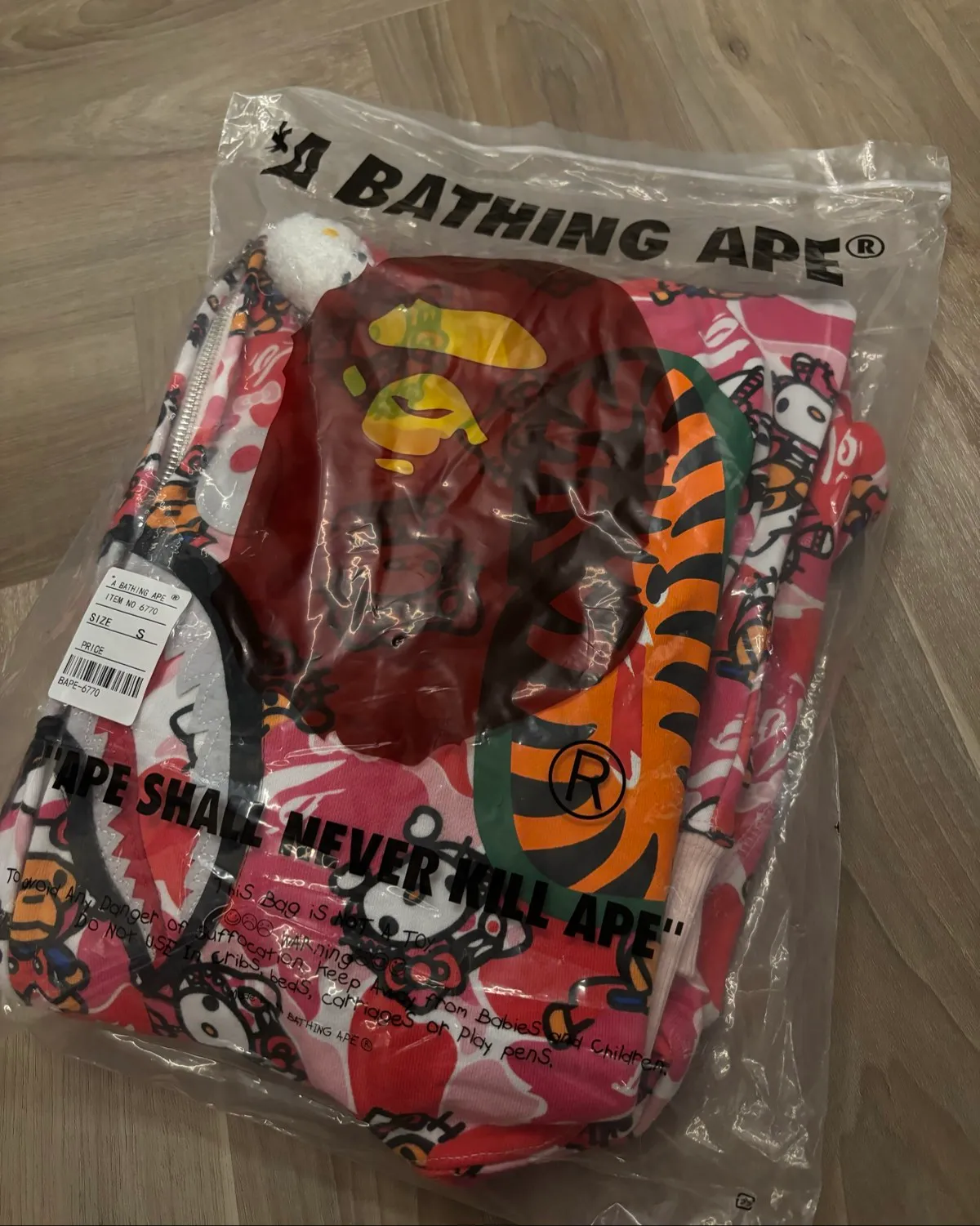A Bathing Ape 2015 BAPE x Hello Kitty Pink Camo Shark Hoodie (vintage, deadstock) - Photo 9