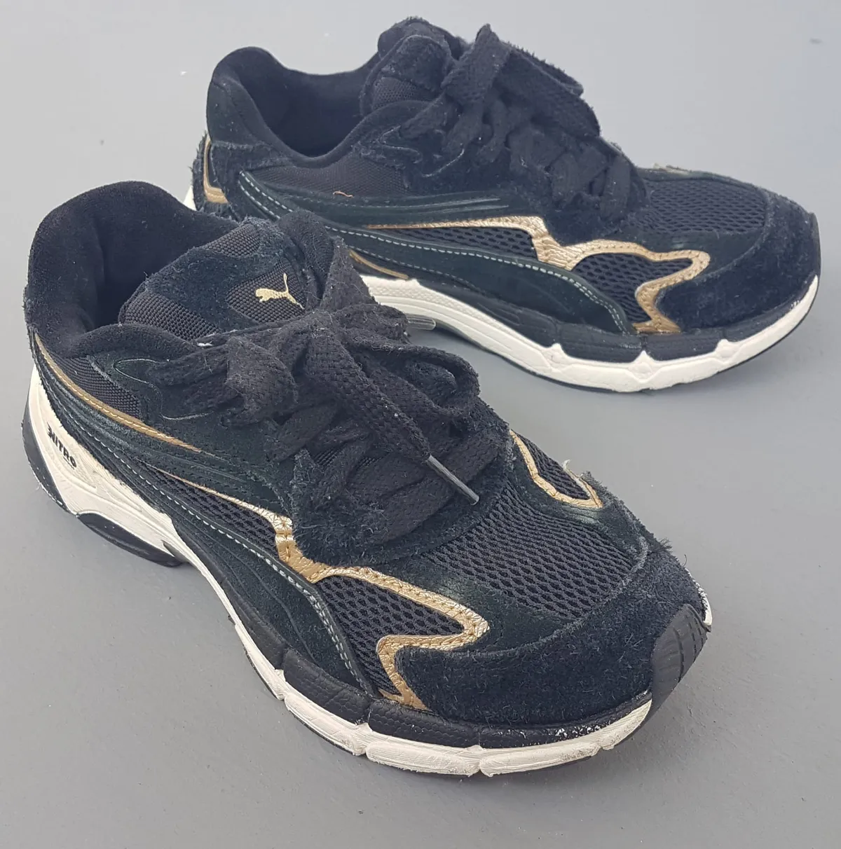 Puma Original PUMA TEVERIS NITRO Metallic Sneakers, Cool Suede Model, Black & Gold Running Shoes, US 4, UK 3, EUR 35.5, CM 22Cosmopolitan, Timeless Appeal, Sleek Design, Sophistication, Streetwise, Pop Culture, Roadster, Cult Street Fashion, Urban Style - Photo 4