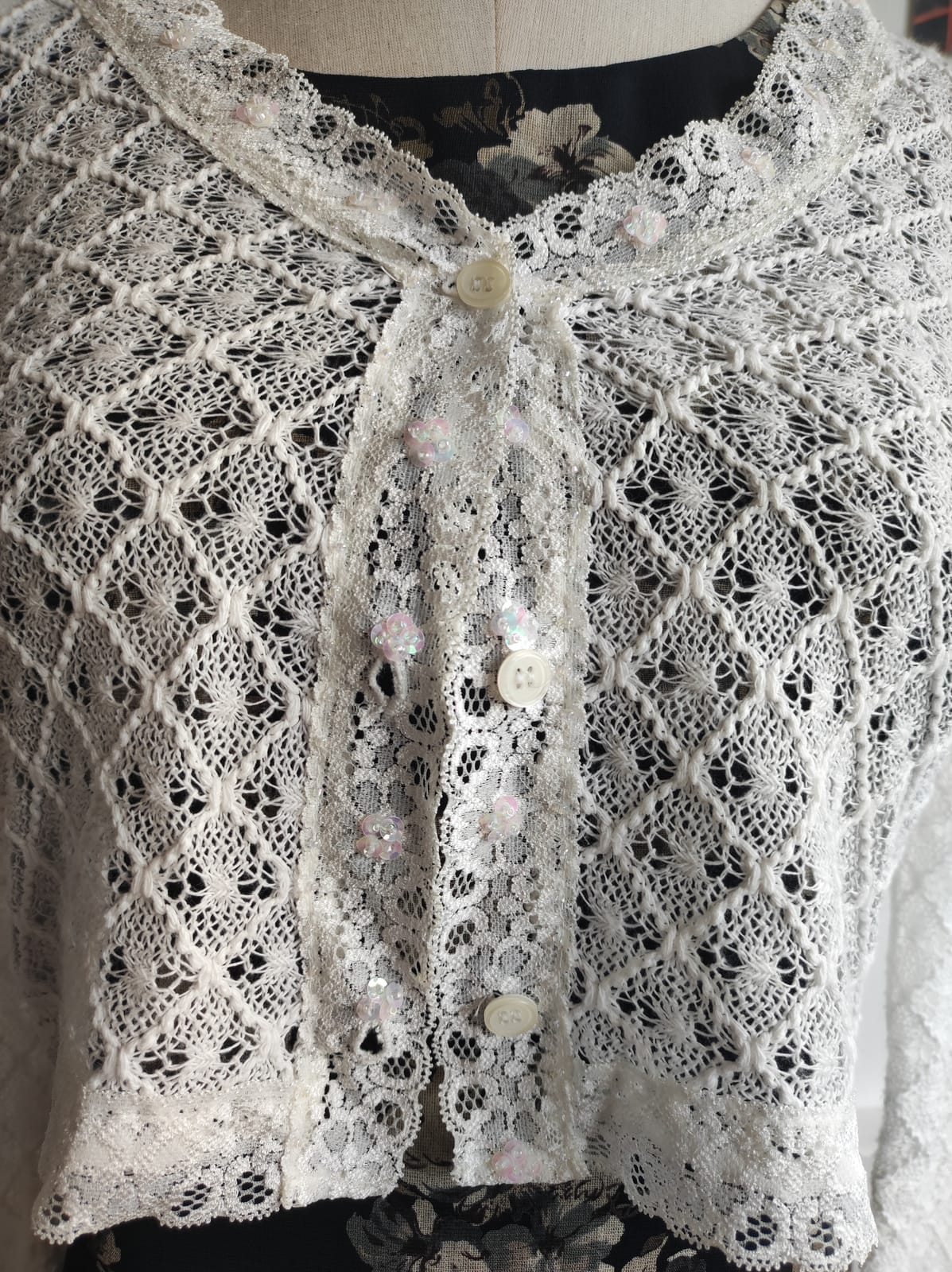 A.V.V. White Lace Crop Cardigan - Photo 4