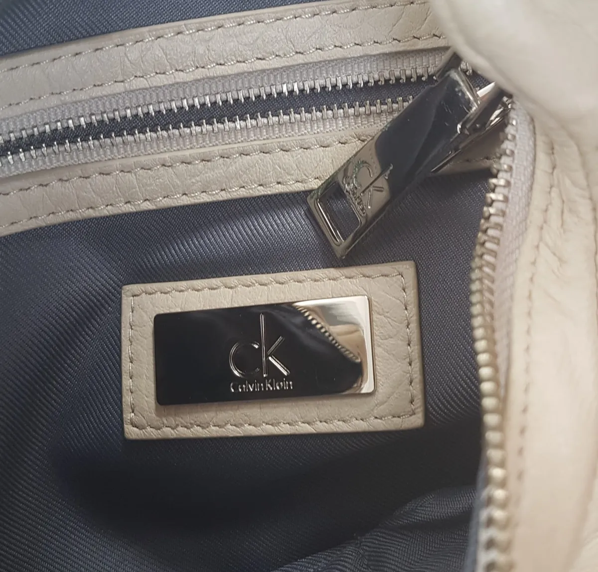 Calvin Klein Original Calvin Klein Handbag, Cream Leather Hobo Bag, Crescent Silhouette, Signature CK Logo Plaque, Luxury Living, Haute Couture, Exquisite CK Shoulder Bag, Hand Carry, Cosmopolitan, Sophistication, Urban Style, Everyday Bag, Cult Street Fashion - Photo 8