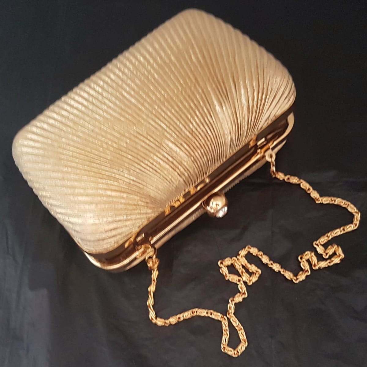 Retro Wallet-On-Chain Bag, Vintage Gold Tone Ribbed Metal Clutch with a Chain Strap, Cosmopolitan, Intricate Model, Elegant Designer Bag, Continental, Exquisite Satchel, Wallet, Pouch, Sophistication, Timeless Classic, Cult Street Fashion, Urban Style