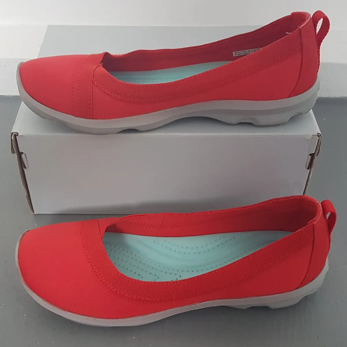 CROCS Crocs Women's Busy Day Stretch Flat, Flamme RED Colorway, US 9, UK 7, EU 40, Slip-On Ballerina Style, Signature CROCS CROSLITE Foam Footbeds, Original CROCS Clogs, Cosmopolitan, Unique Designer Shoes, Casual Sliders, Pop Culture, Cult Street Fashion - Photo 9