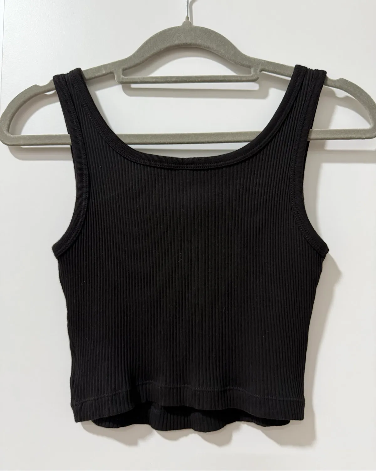 Uniqlo Uniqlo Chic Ribbed Black Crop Tank - Photo 2