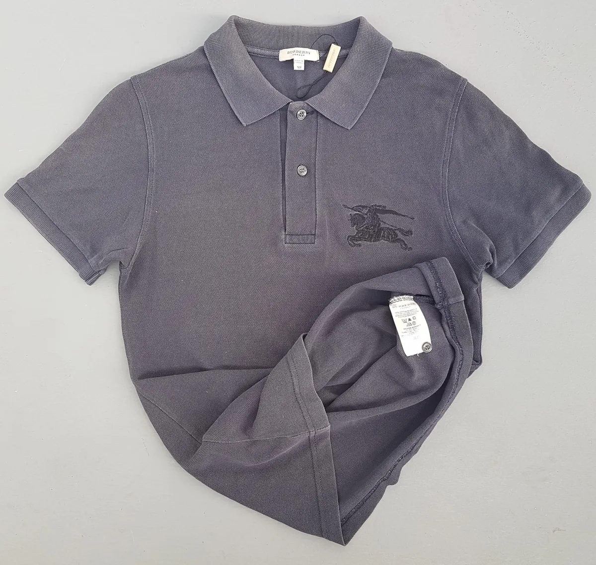 Burberry Original BURBERRY LONDON Polo Shirt, Cool Big Logo Gray Top, Iconic Embroidered Equestrian Knight Logo, 2 Buttons Polo Shirt, Burberry Tag, Luxury Lifestyle, Urban Style, Sophistication, Streetwise, Pop Culture, Summer Holidays, Timeless Appeal - Photo 4