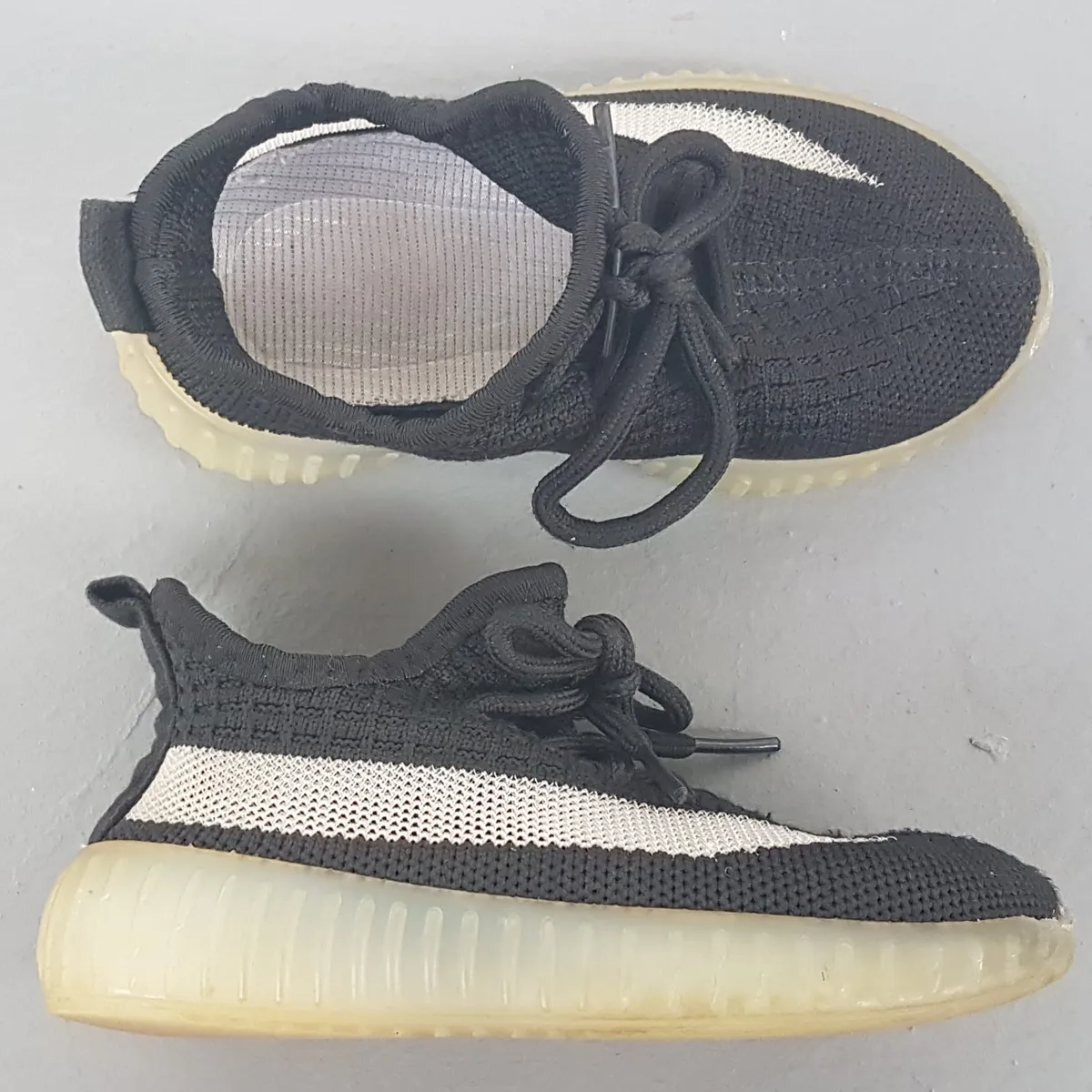 Adidas Kid’s Designer Shoes, YEEZY Boost 350 V2 Sneakers, Size EU 25, 2 to 3 Years Old, Cosmopolitan, Black Prime Knit, Cream Side Stripe, Toddler Walking Shoes, Pop Culture, Sophistication, Streetwise, Everyday Fashion - Photo 2