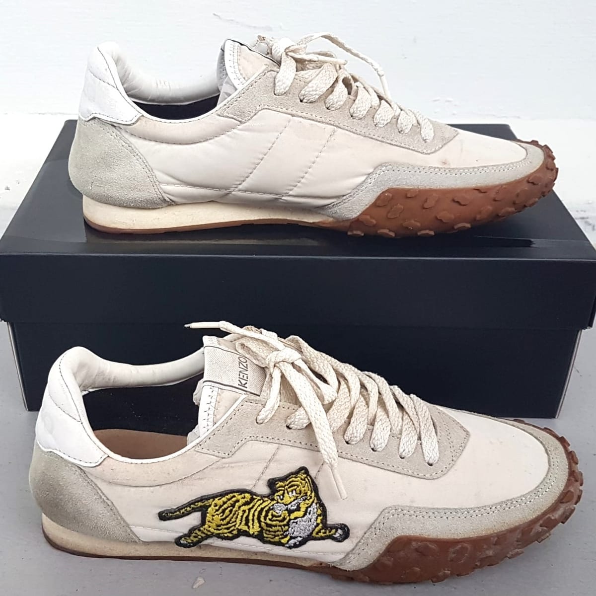 Original KENZO Designer Sneakers, Paris France, Made in Portugal, Size EU 41, Cool White KENZO Shoes, TIGER Embroidery Patch, Sleek Model, Cosmopolitan, Timeless Appeal, Urban Style, Sophistication, Pop Culture, Luxury Lifestyle, Cult Street Fashion - Photo 3