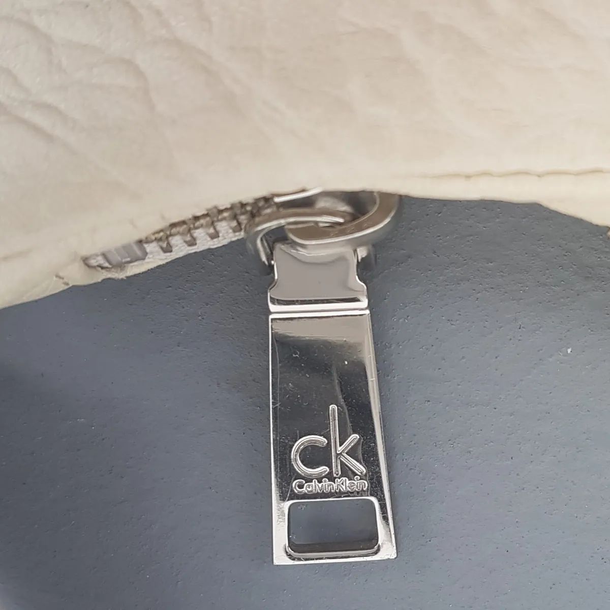 Calvin Klein Original Calvin Klein Handbag, Cream Leather Hobo Bag, Crescent Silhouette, Signature CK Logo Plaque, Luxury Living, Haute Couture, Exquisite CK Shoulder Bag, Hand Carry, Cosmopolitan, Sophistication, Urban Style, Everyday Bag, Cult Street Fashion - Photo 10