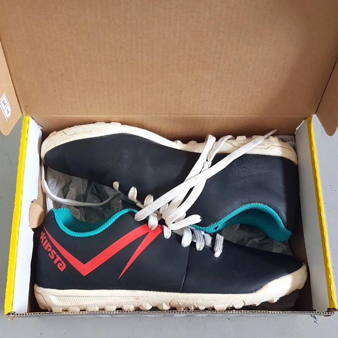 KIPSTA KIPSTA Football Boots, First 100 HG Futsal Model US 2, EU 34, UK 1.5, CM 21.5, Decathlon, Kids, Teens Soccer Shoes, Cosmopolitan, Indoor or Outdoor, Cool Black Leather Sneakers, Red & Blue Accents, Active Lifestyle, Sophistication, Urban Style, Streetwise