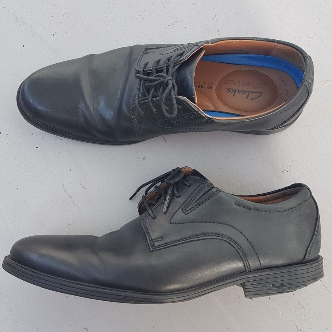 CLARKS Black Leather Derby Shoes (US 9, UK 8, EU 42)