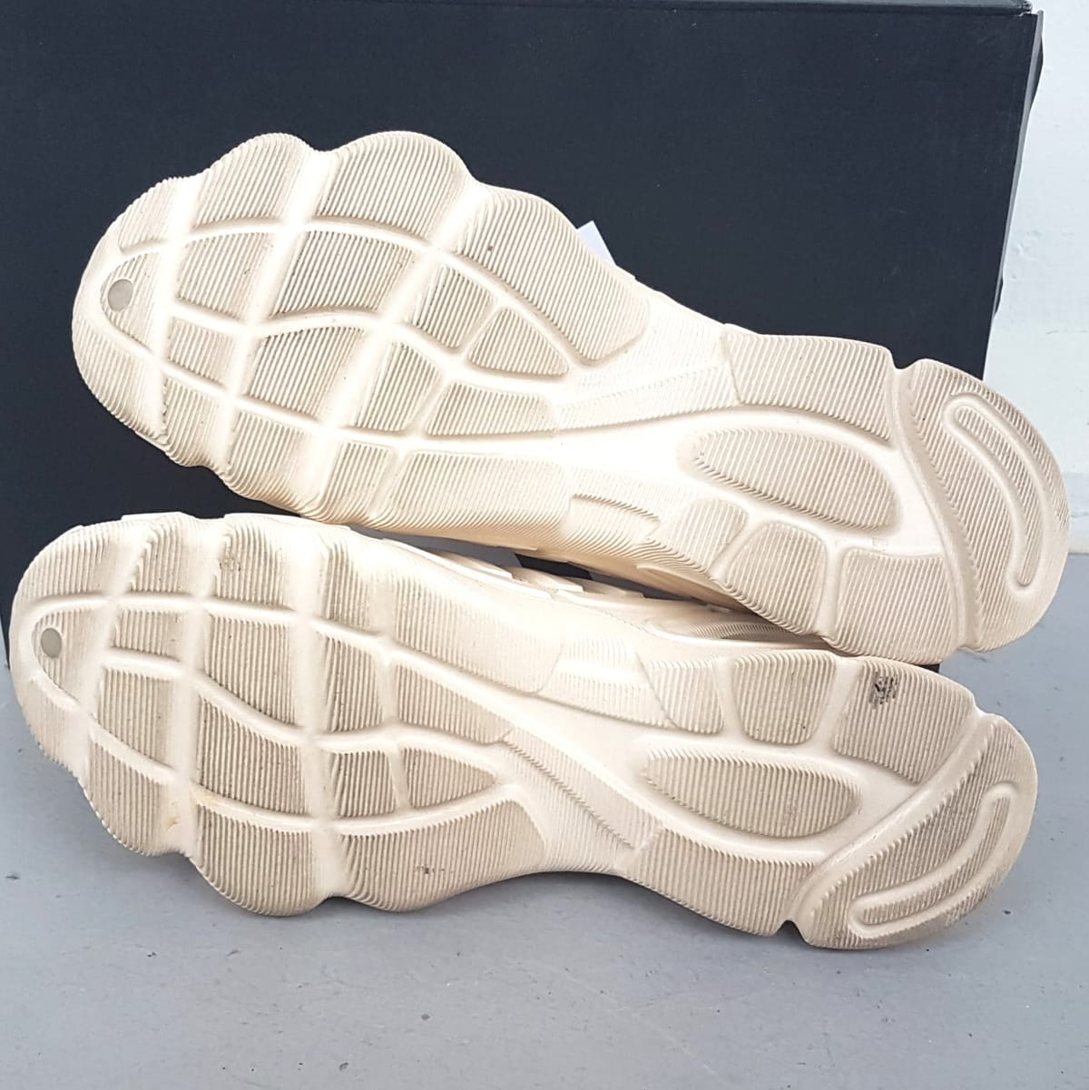 Adidas Adilette CLOG, Adidas Supernova Sneakers, Cool Slip-On, UK 9, EU 43, Beige Shoes, Sliders, Sleek Designer Shoes, Eye-Catching, Cosmopolitan, Sophistication, Urban Style, Timeless Appeal, Pop Culture, Summer Holiday, Streetwise, Luxury Lifestyle - Photo 9