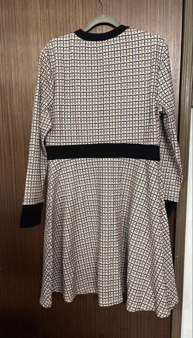 Chic Houndstooth Button-Front Dress - Photo 3