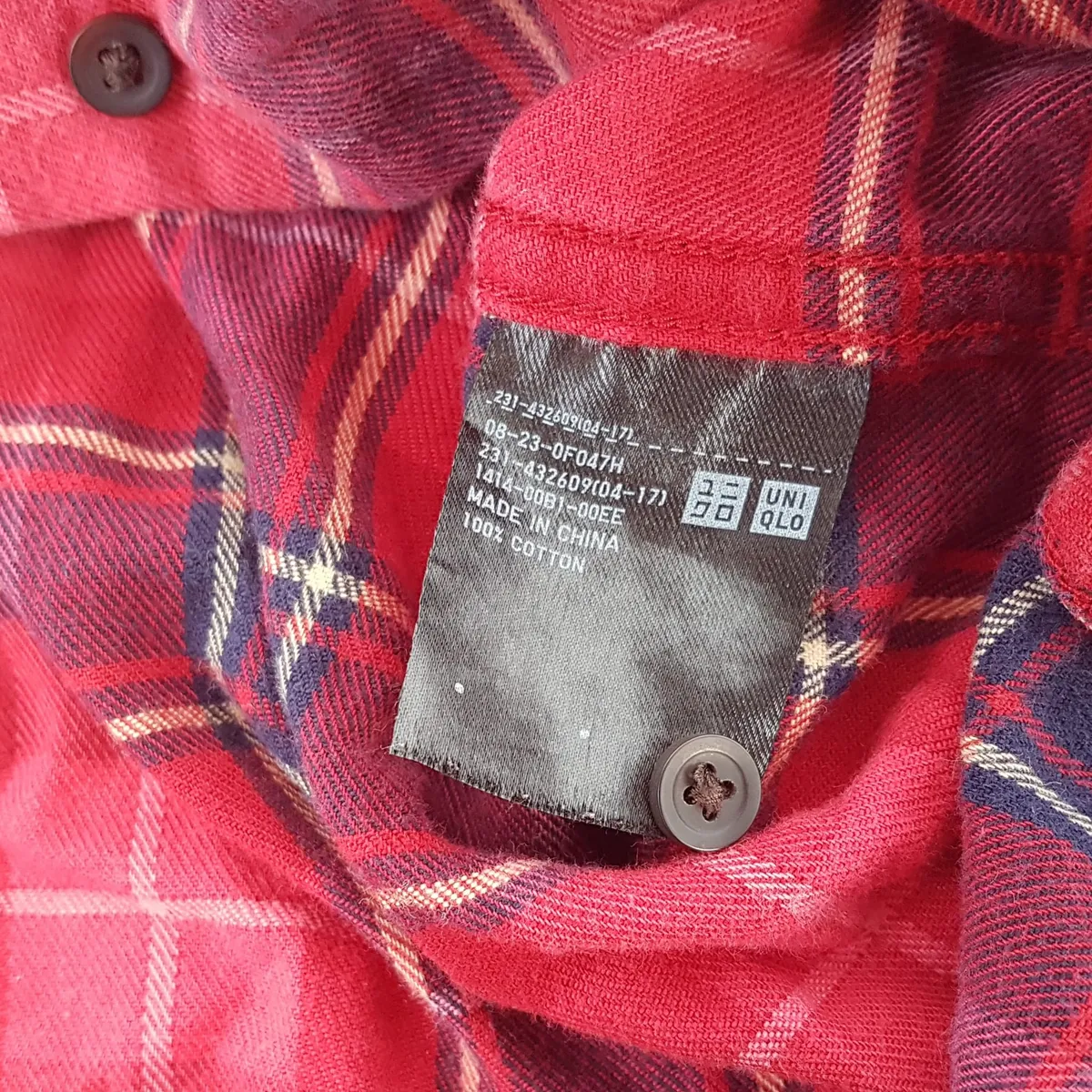 Uniqlo Uniqlo Flannel Red Checked Shirt Long Sleeve, Classic Plaid Pattern, Cool SMALL Top, Cosmopolitan, 7 Buttons Down Shirt, Retro Western Design, Pop Culture, Hip Hop, Rock Star, Sophistication, Cult Street Fashion, Timeless Appeal, Urban Style - Photo 6