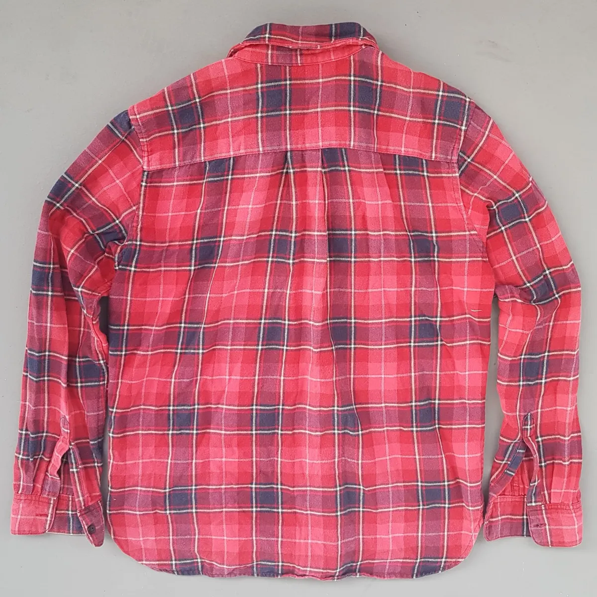 Uniqlo Uniqlo Flannel Red Checked Shirt Long Sleeve, Classic Plaid Pattern, Cool SMALL Top, Cosmopolitan, 7 Buttons Down Shirt, Retro Western Design, Pop Culture, Hip Hop, Rock Star, Sophistication, Cult Street Fashion, Timeless Appeal, Urban Style - Photo 5