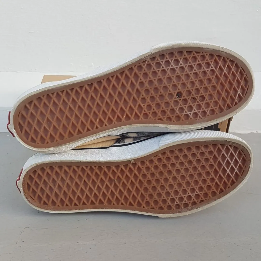 VANS Retro Vans Skate Slip-On x Skateistan Shoes, Ultra Cush Logo Patch Model, Cosmopolitan, Checkerboard & Patches Design, Classic Slip-On Mule, Sleek Sliders, US 9, EUR 43, CM 27.5, Pop Culture, Hip Hop, Rock Star, Cult Street Fashion, Old Skool - Photo 8