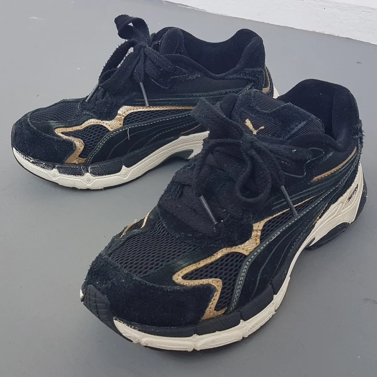 Puma Original PUMA TEVERIS NITRO Metallic Sneakers, Cool Suede Model, Black & Gold Running Shoes, US 4, UK 3, EUR 35.5, CM 22Cosmopolitan, Timeless Appeal, Sleek Design, Sophistication, Streetwise, Pop Culture, Roadster, Cult Street Fashion, Urban Style - Photo 7