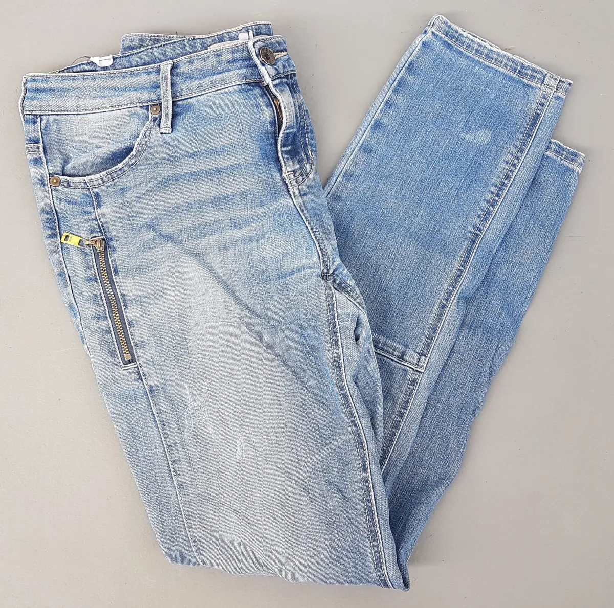GUESS, USA Original GUESS Denim Jeans, Cosmopolitan, Los Angeles, USA, Bootcut Model, Size 29, Cool Zipper Pockets, Distressed Light Washed Bottoms, Pop Culture, Hip Hop, Rock Star, Cult Street Fashion, American Classic, Luxury Living, Urban Style, Timeless Appeal - Photo 2